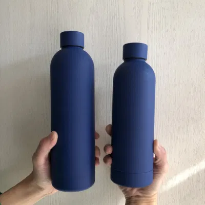 Garrafas isoladas a vácuo de parede dupla com logotipo personalizado, revestimento de borracha 500ml 750ml, garrafa de água esportiva de aço inoxidável com boca pequena